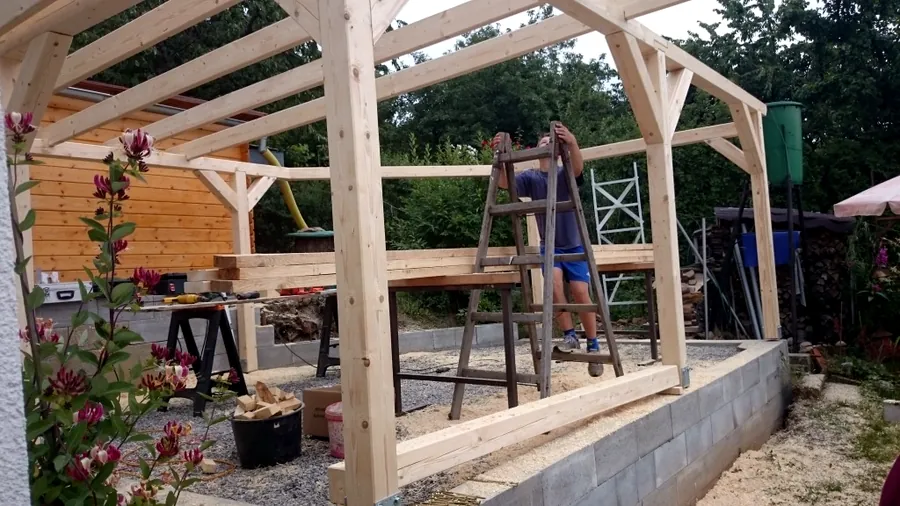 Dřevěná konstrukce pergoly při stavbě na zahradě